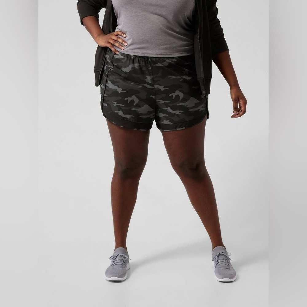 Athleta Women's Printed Mesh Racer Run Shorts 1X